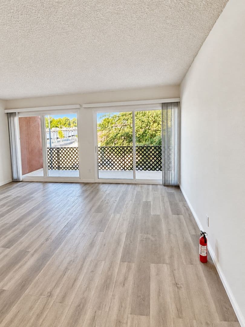 Chatsworth Apartment: 10200 De Soto Ave
