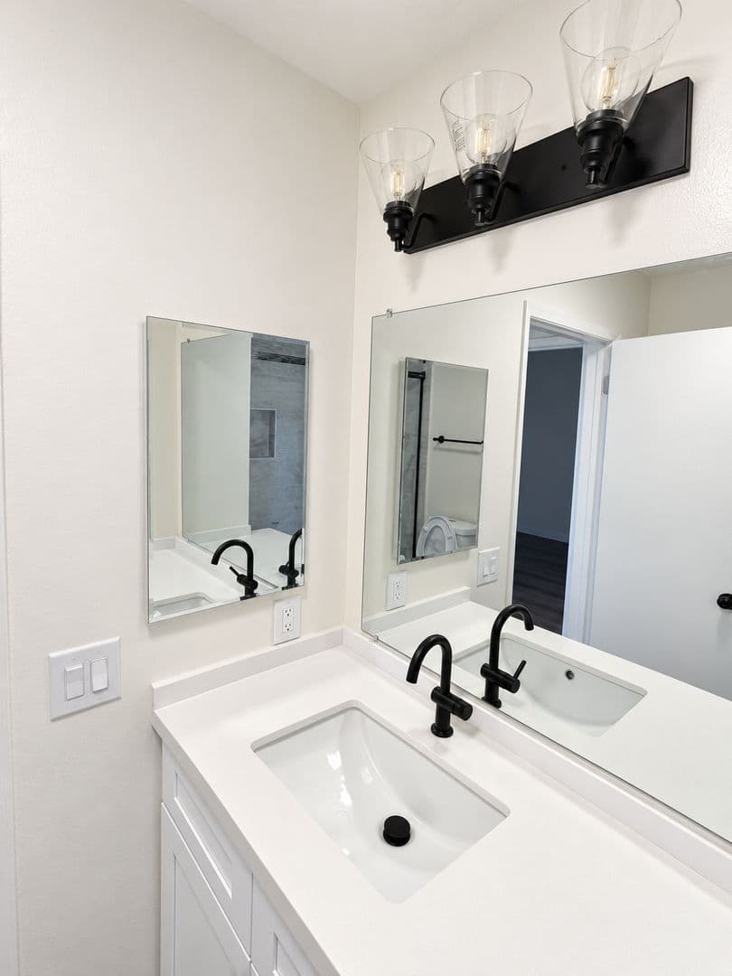 Chatsworth Apartment: 10200 De Soto Ave
