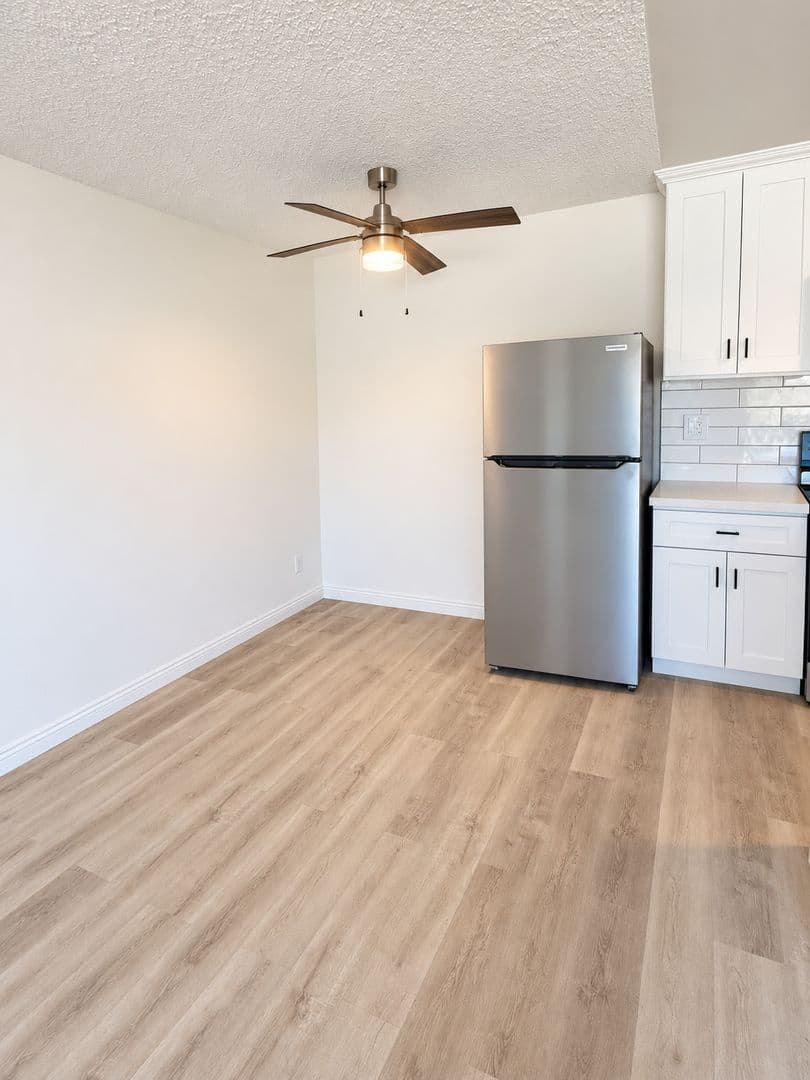 Chatsworth Apartment: 10200 De Soto Ave