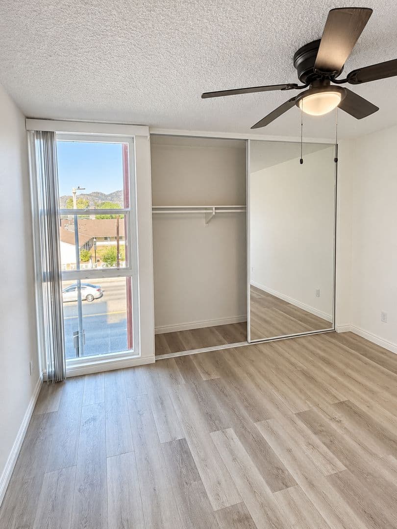 Chatsworth Apartment: 10200 De Soto Ave