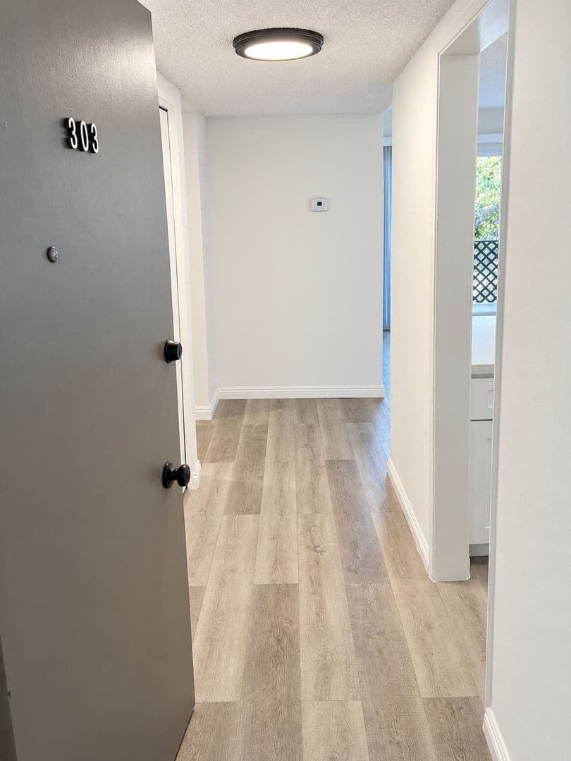 Chatsworth Apartment: 10200 De Soto Ave