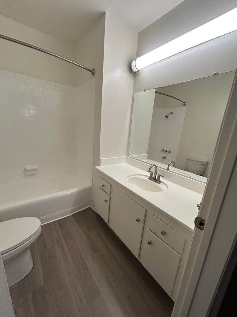 Chatsworth Apartment: 10200 De Soto Ave