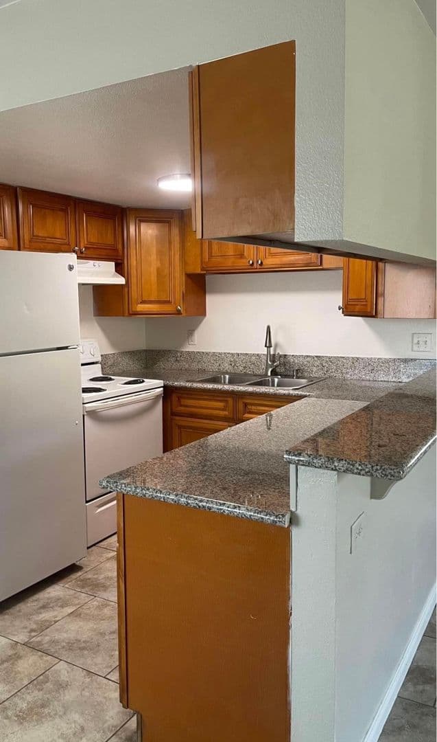 Henderson Apartment: 305 Eastminster Ct