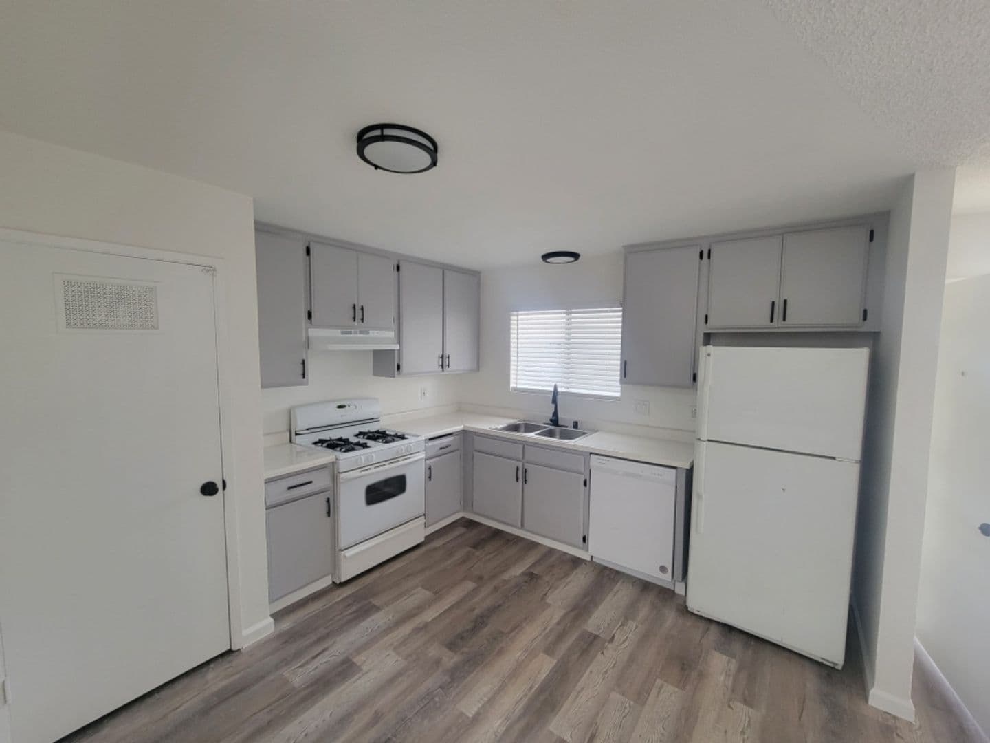 Palmdale Apartment: 38431 5th St East