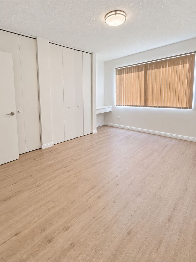 Chatsworth Apartment: 10200 De Soto Ave
