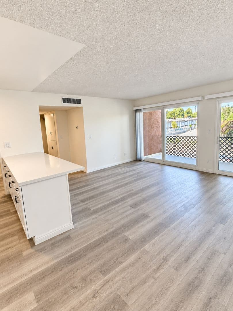 Chatsworth Apartment: 10200 De Soto Ave