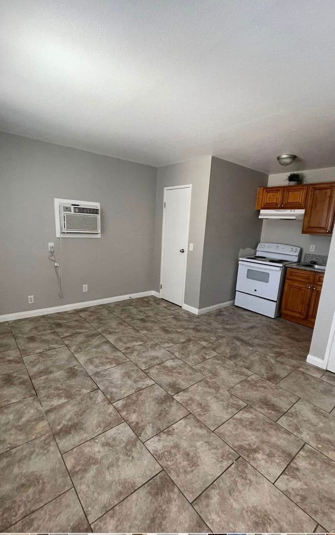 Henderson Apartment: 305 Eastminster Ct