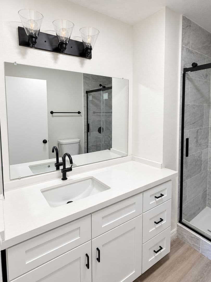 Chatsworth Apartment: 10200 De Soto Ave