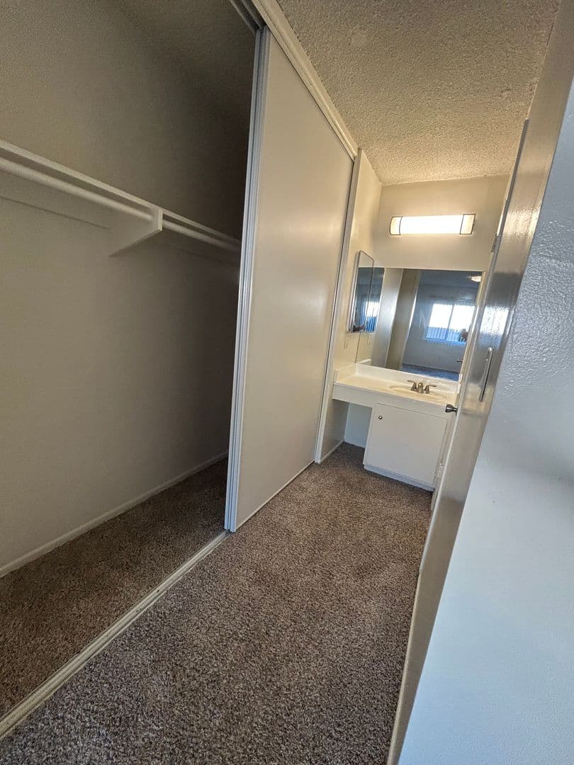 Chatsworth Apartment: 10200 De Soto Ave