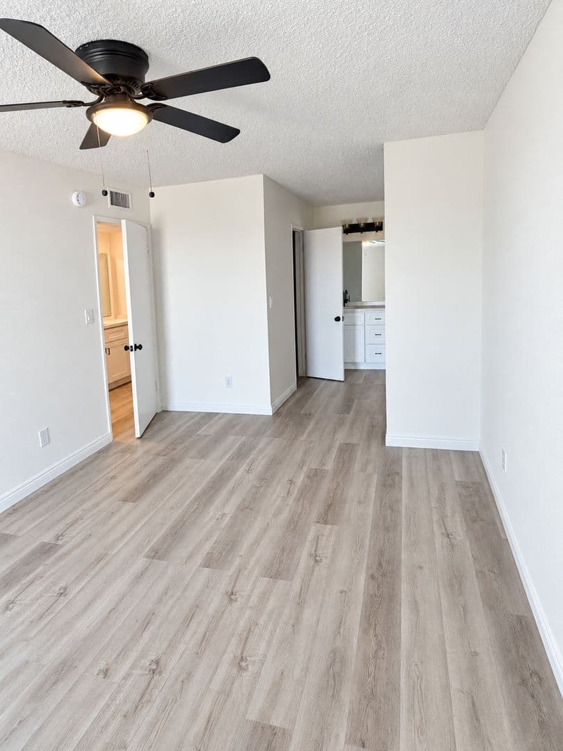 Chatsworth Apartment: 10200 De Soto Ave