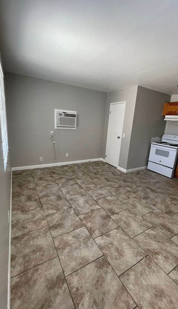 Henderson Apartment: 305 Eastminster Ct
