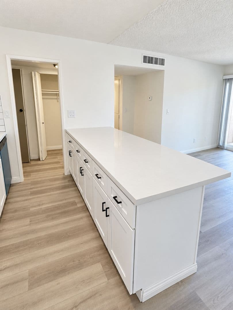 Chatsworth Apartment: 10200 De Soto Ave