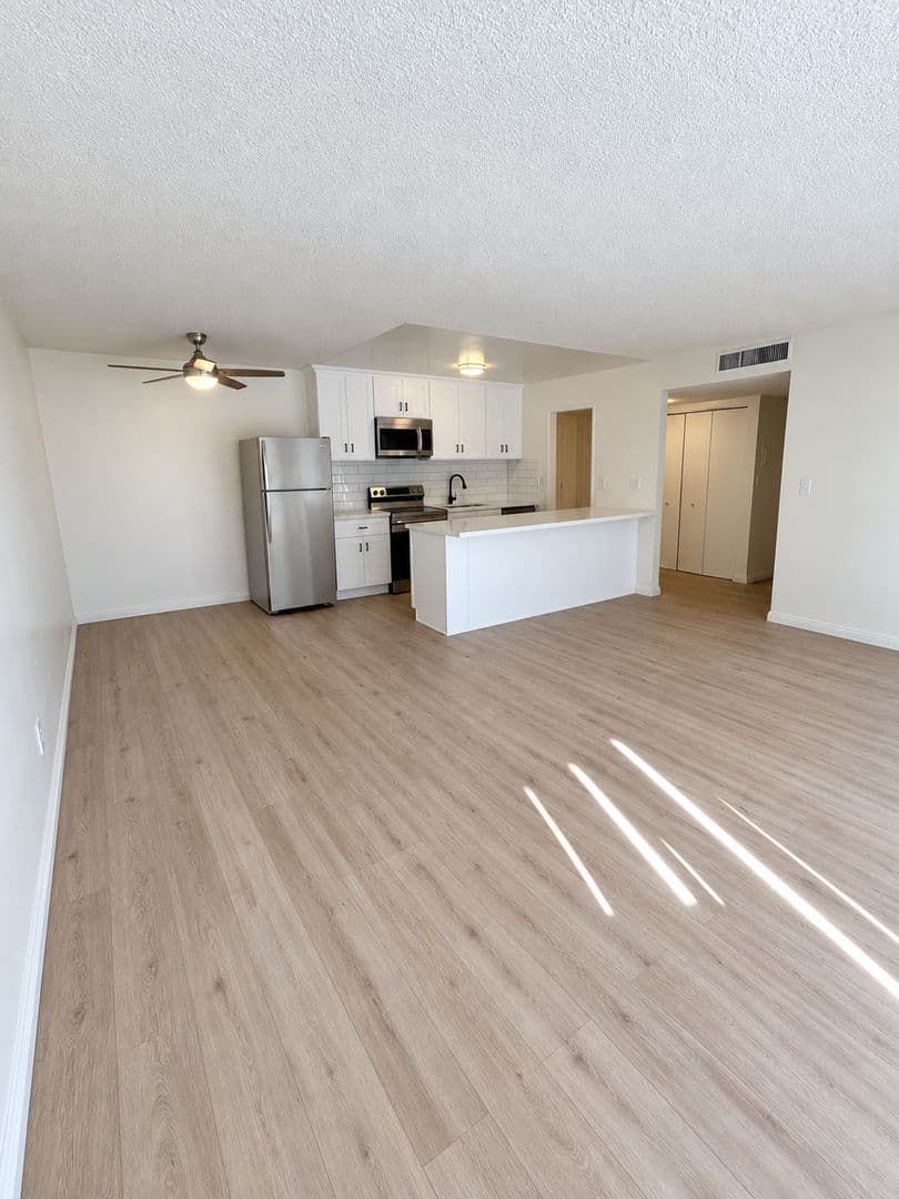 Chatsworth Apartment: 10200 De Soto Ave