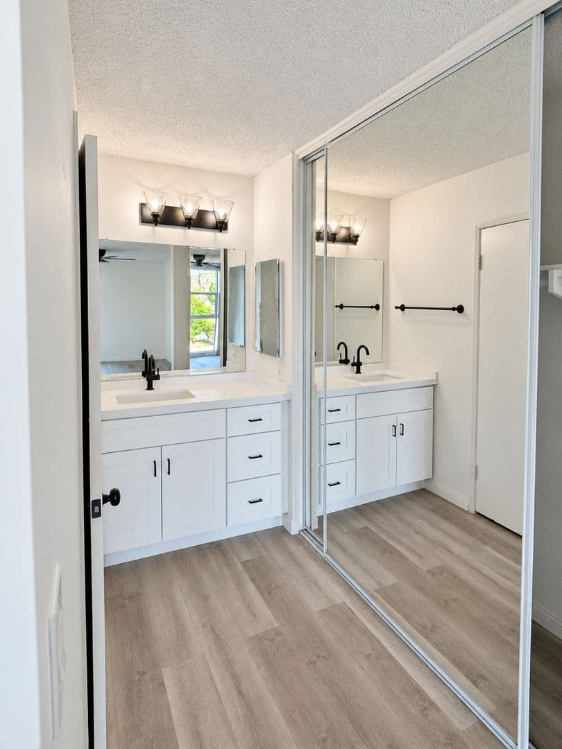 Chatsworth Apartment: 10200 De Soto Ave