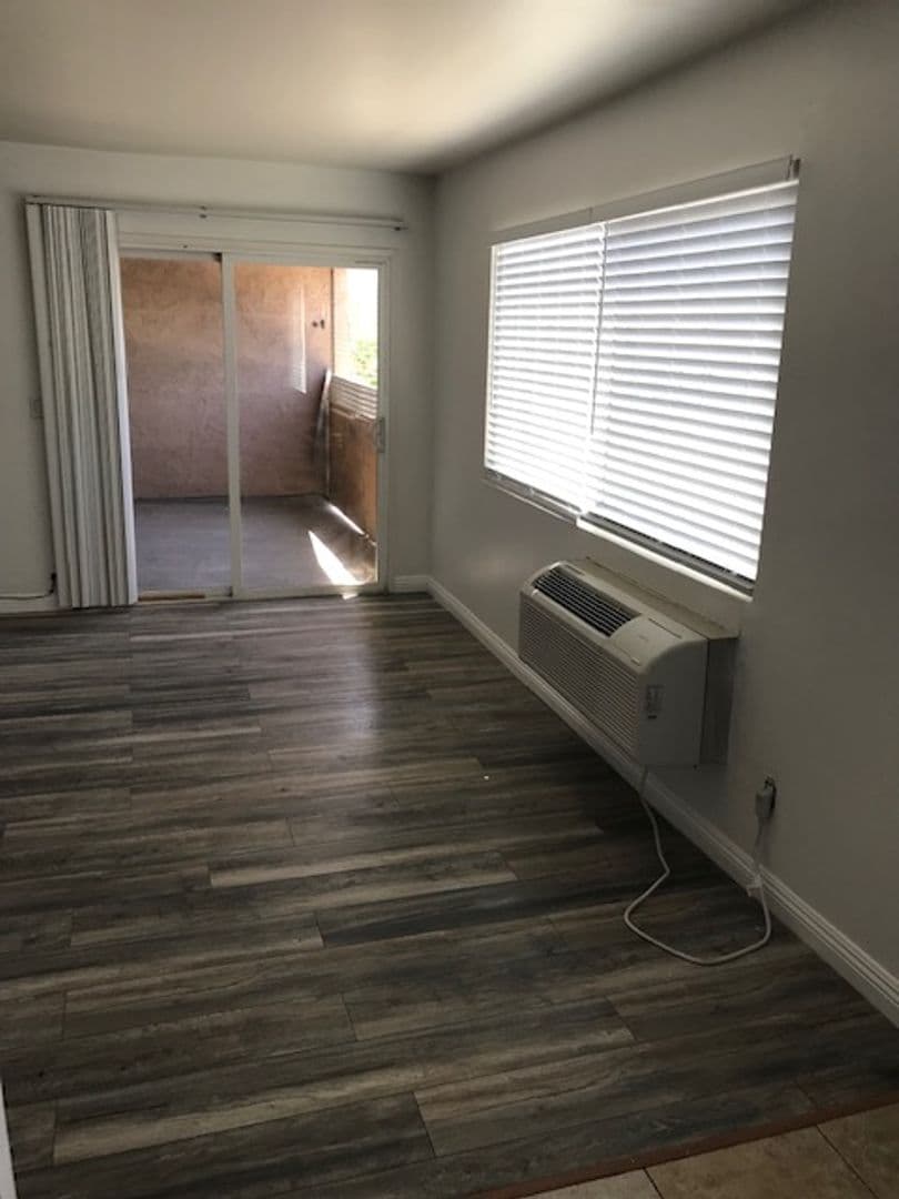 Palmdale Apartment: 441/417 E Avenue Q-3