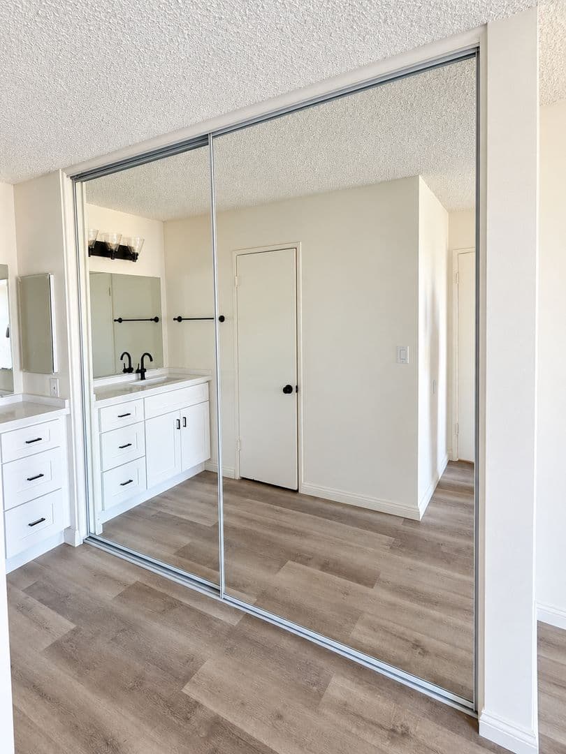 Chatsworth Apartment: 10200 De Soto Ave