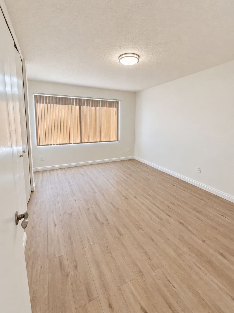 Chatsworth Apartment: 10200 De Soto Ave