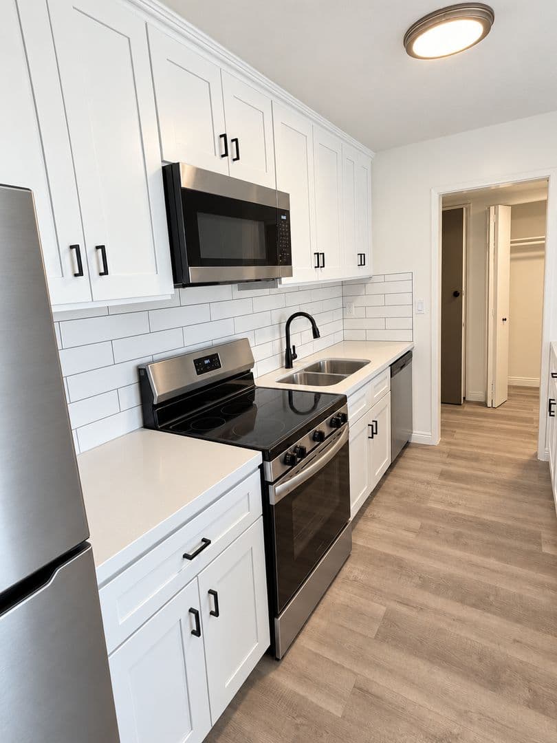 Chatsworth Apartment: 10200 De Soto Ave