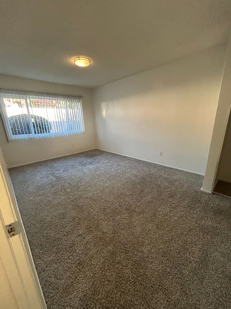 Chatsworth Apartment: 10200 De Soto Ave
