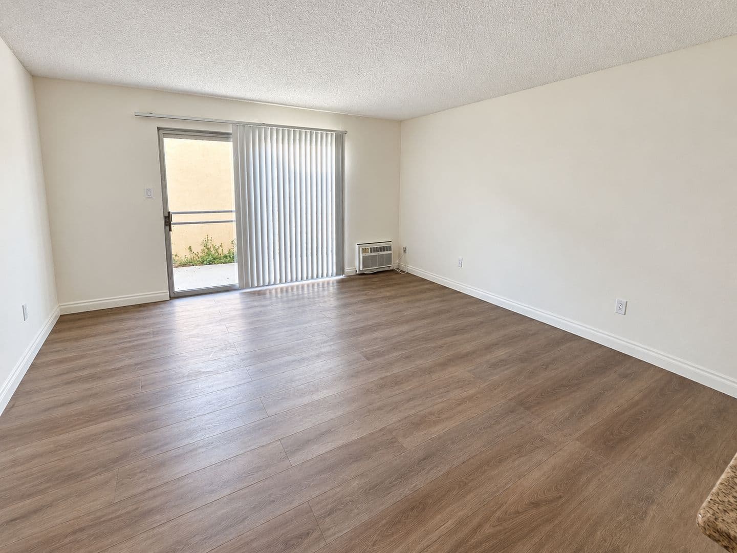 Anaheim Apartment: 1670 W Broadway - 6B