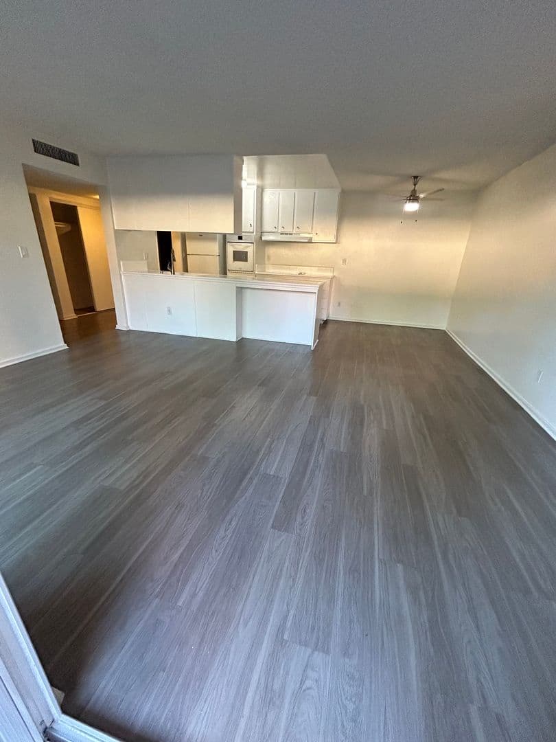 Chatsworth Apartment: 10200 De Soto Ave