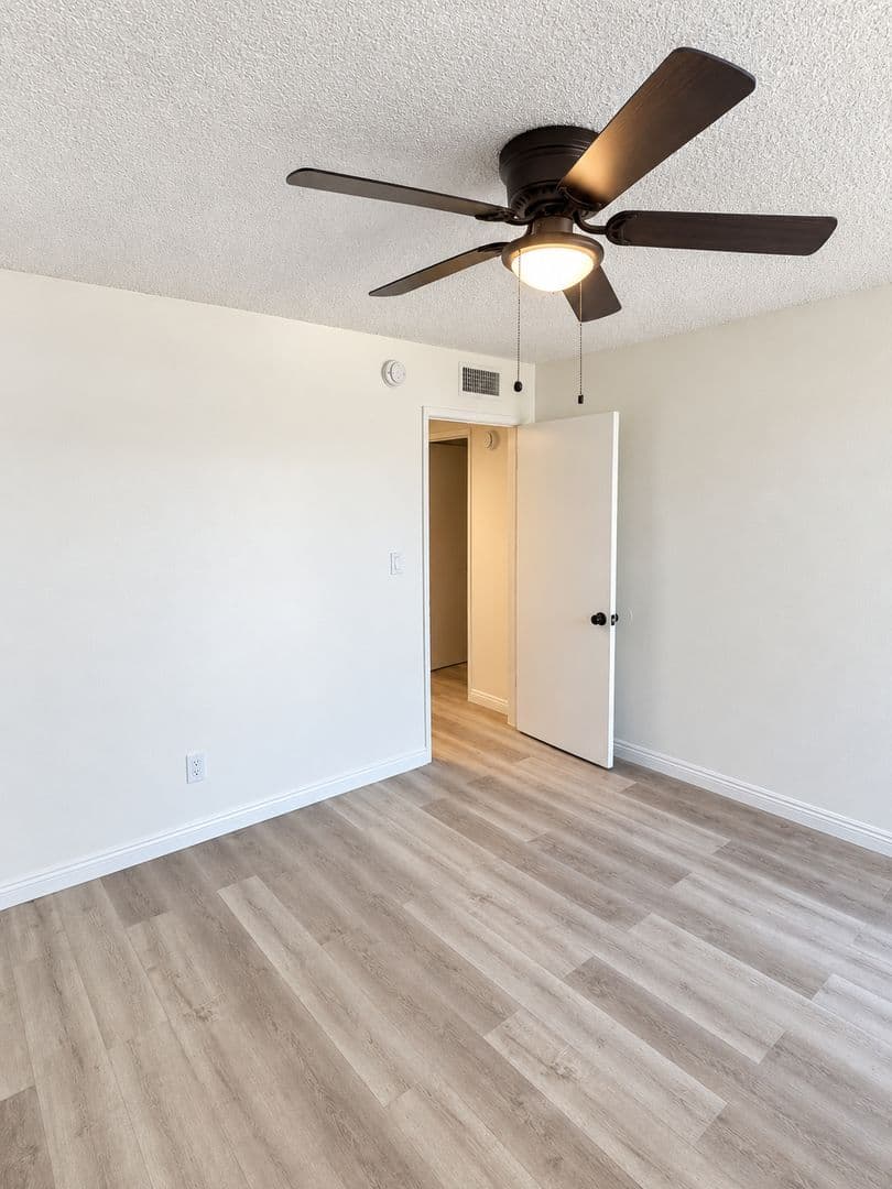 Chatsworth Apartment: 10200 De Soto Ave