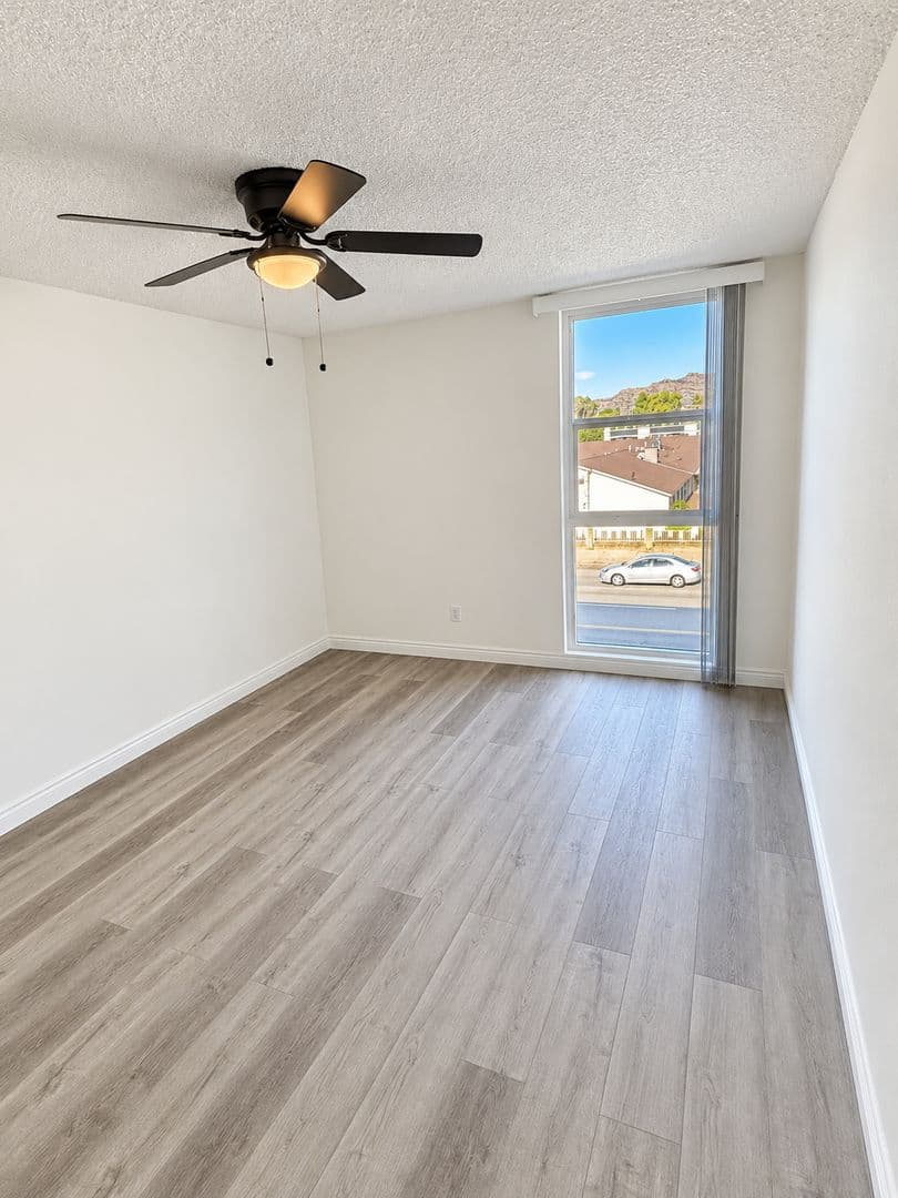Chatsworth Apartment: 10200 De Soto Ave