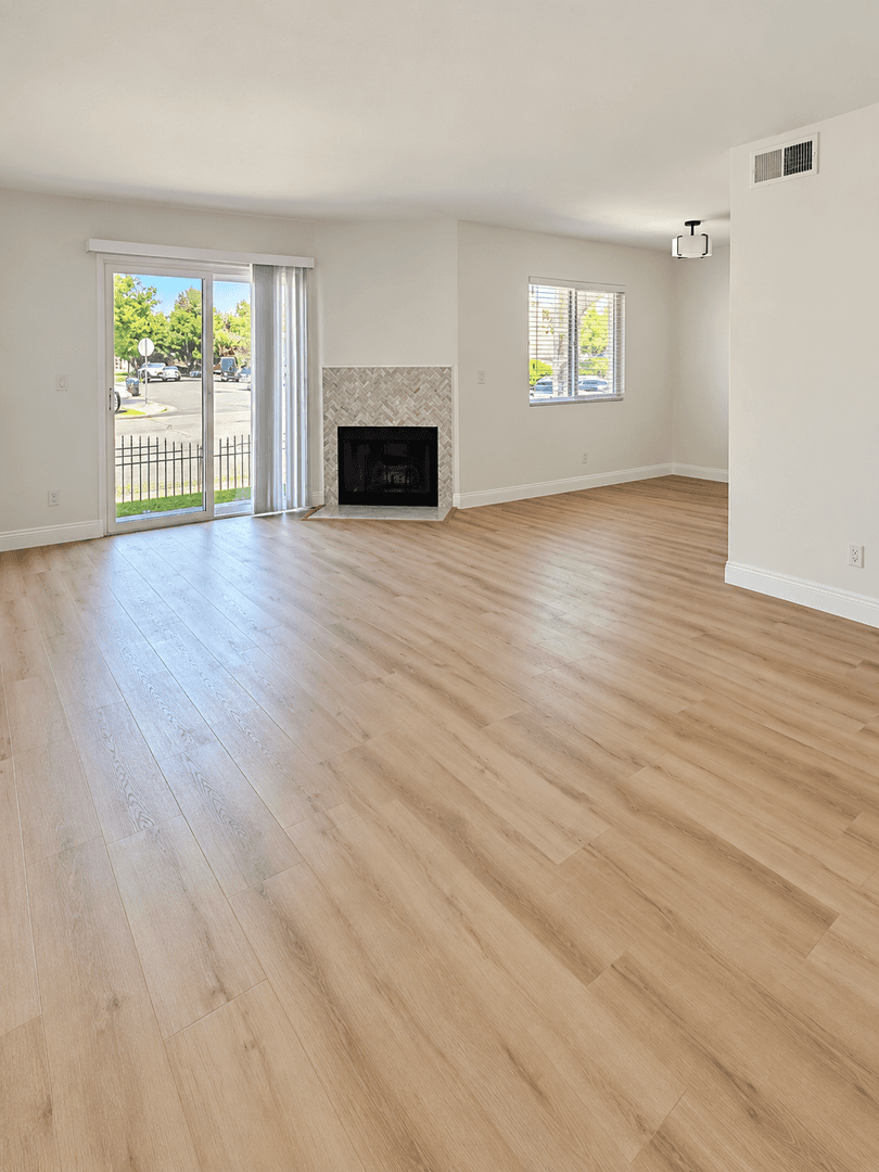 Lancaster Apartment: 2818 - 2852  W. Avenue K-8