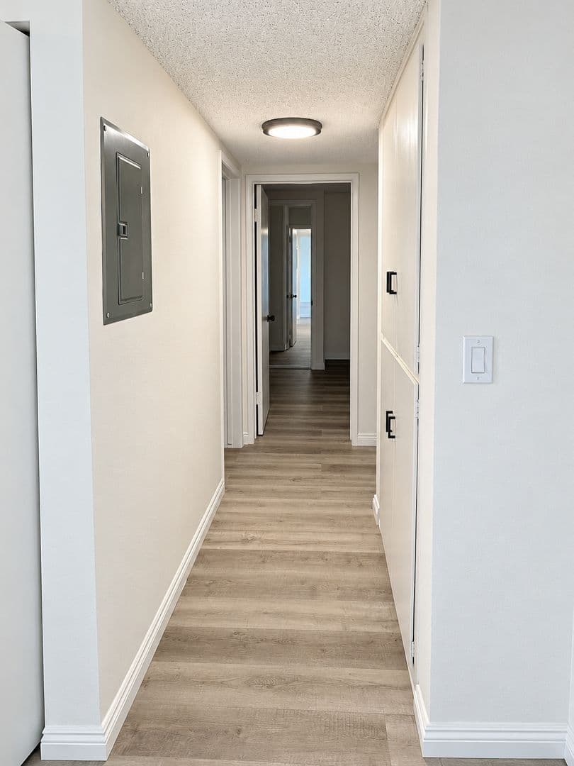 Chatsworth Apartment: 10200 De Soto Ave