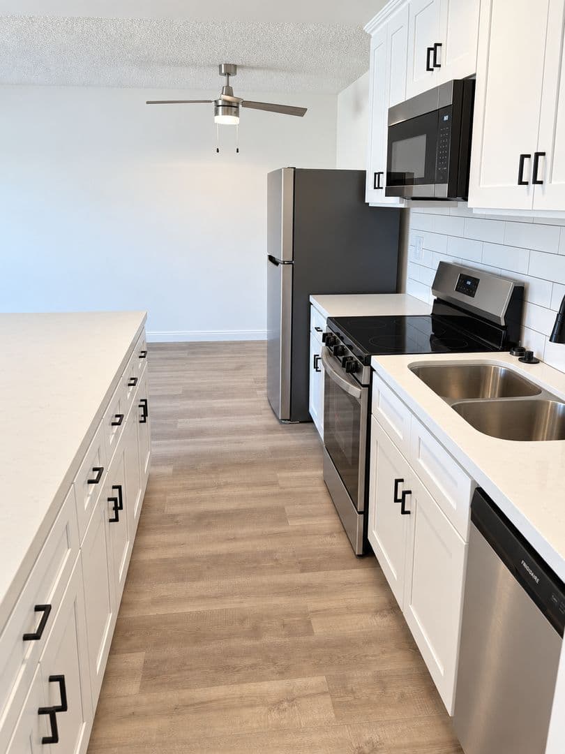 Chatsworth Apartment: 10200 De Soto Ave