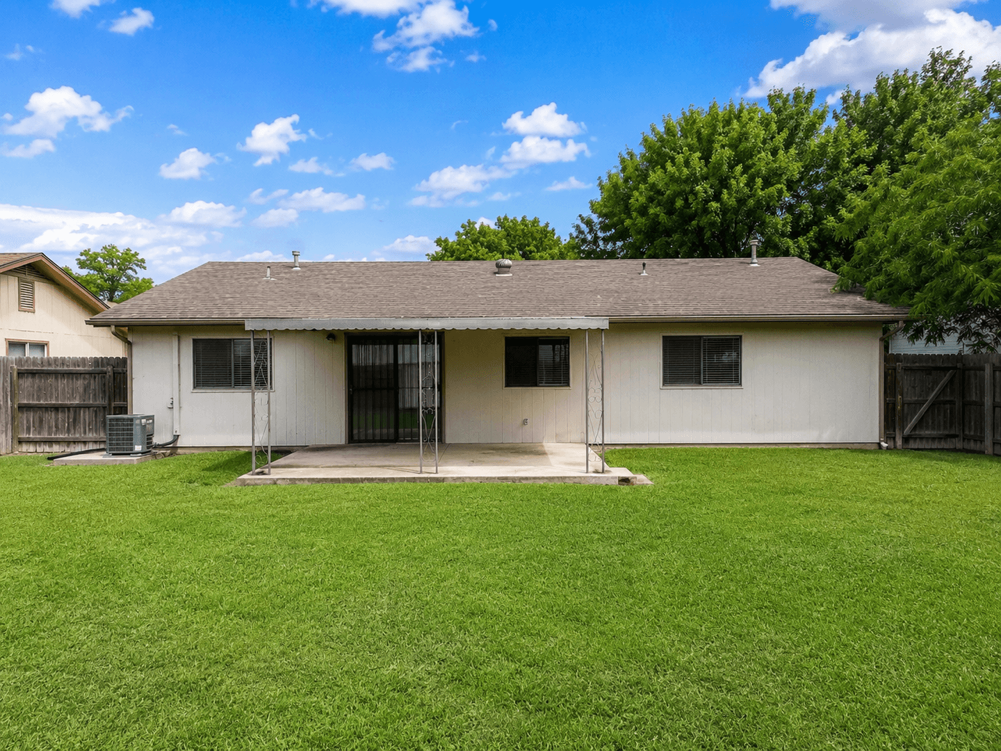 San Antonio House: 4948 Champlain