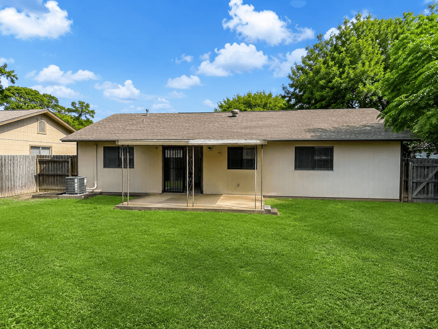 San Antonio House: 4948 Champlain