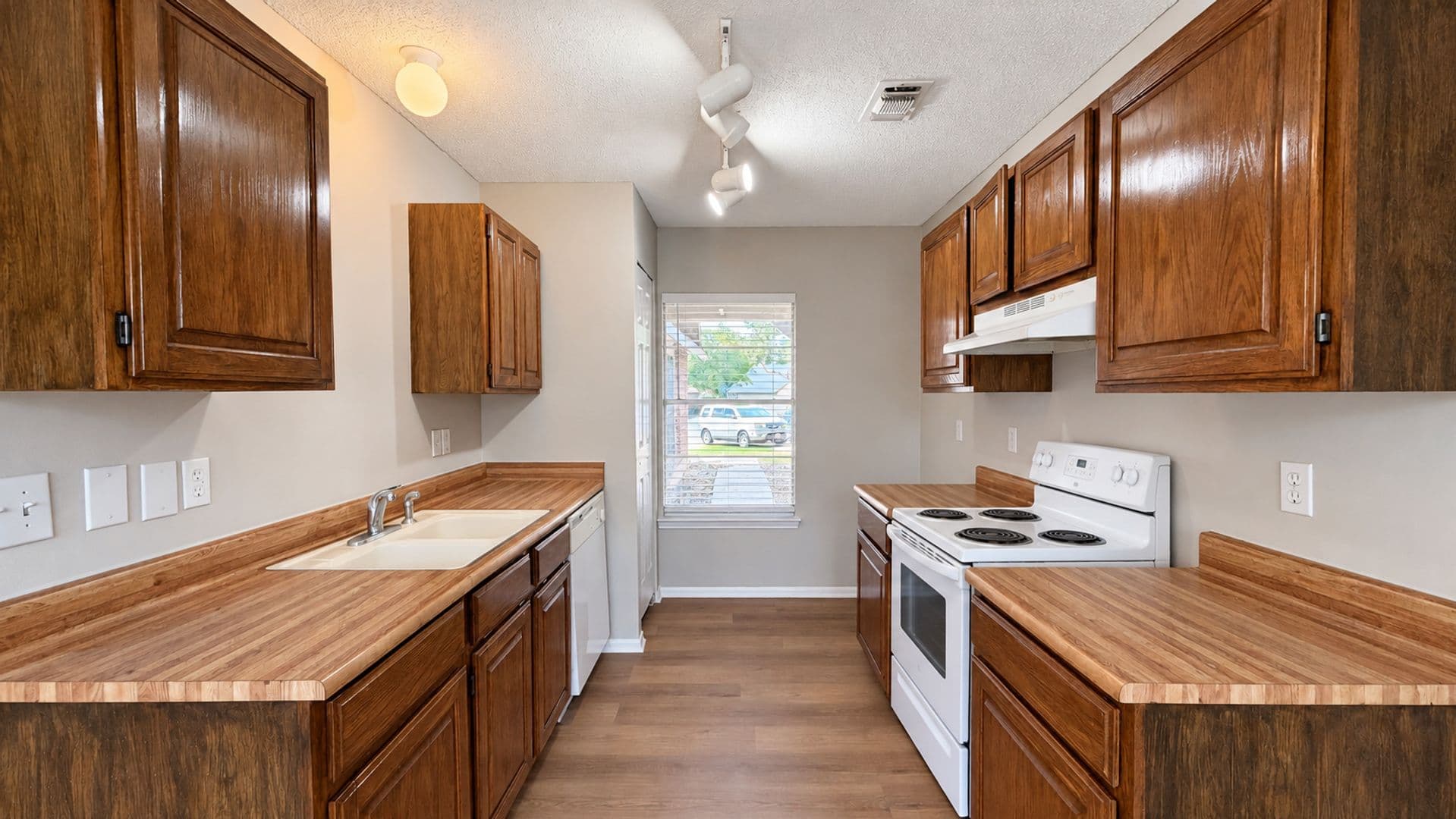 San Antonio House: 3714 Candleknoll Circle