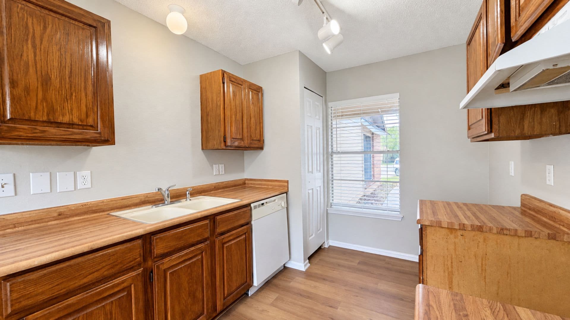 San Antonio House: 3714 Candleknoll Circle