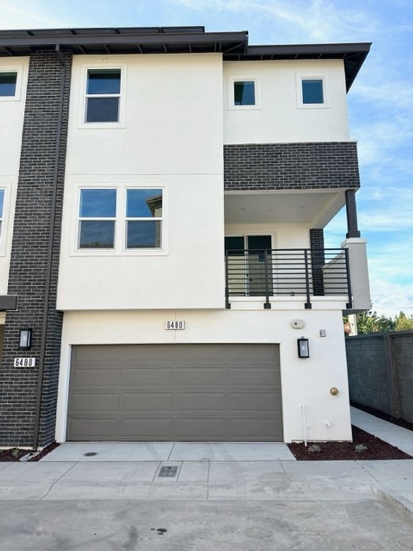 Dublin House: 6480 Rosebay Ct.