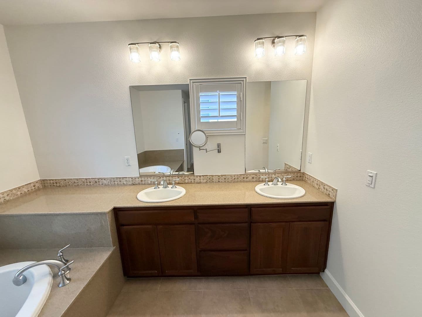 Dublin House: 2327 Capistrello St