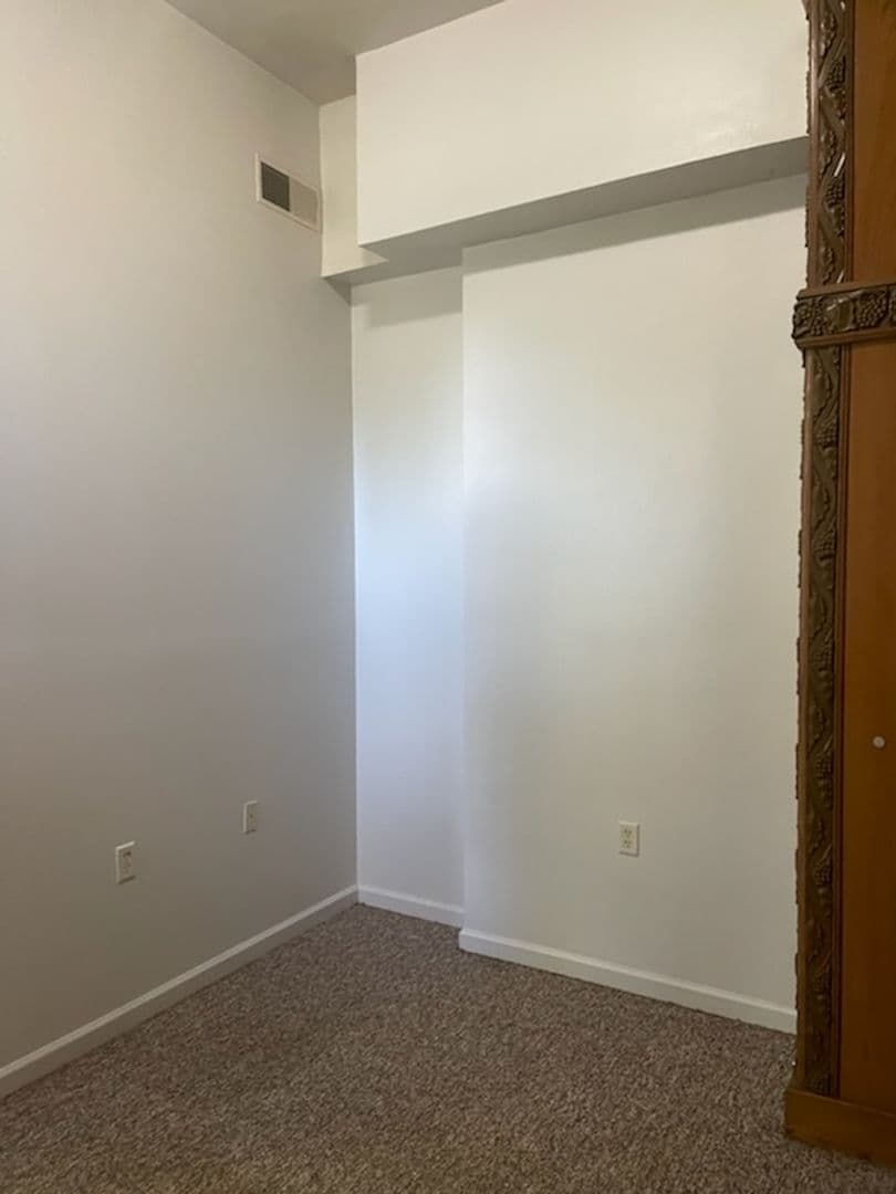 Davenport Apartment: 1607 W 12th Street