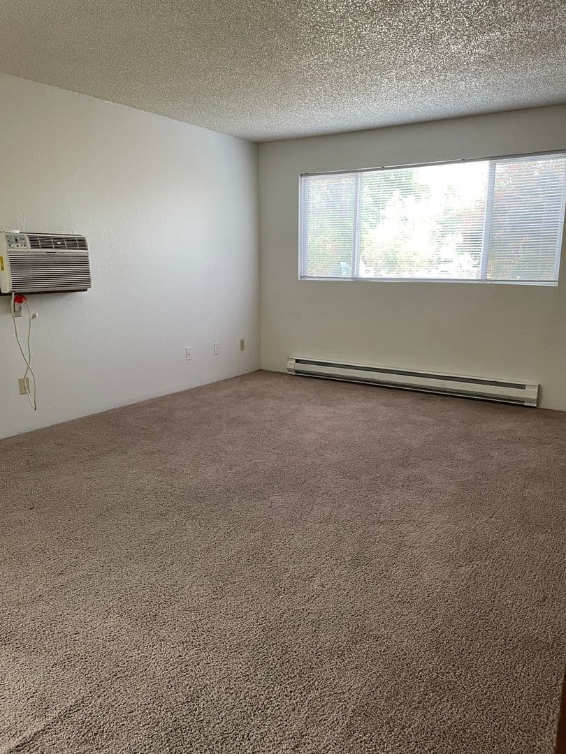 La grande Apartment: 2310 E Q Ave - 43