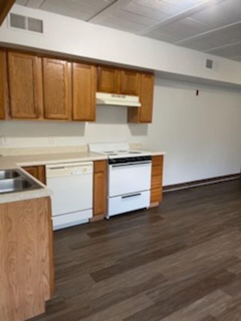 Davenport Apartment: 1607 W 12th Street