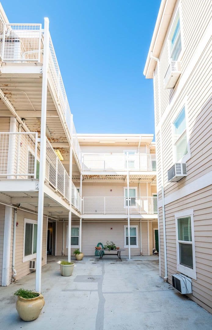 La Grande Apartment: 1208 Adams Avenue