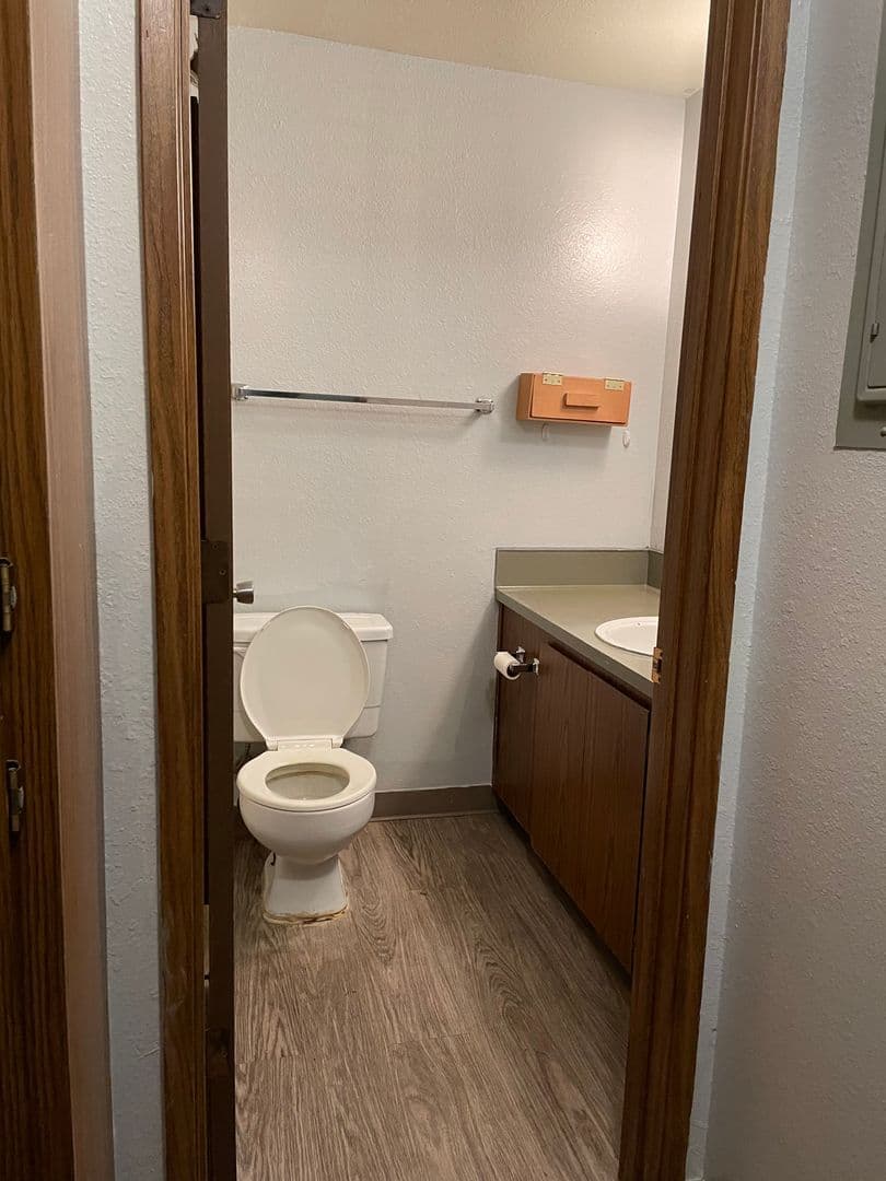 La Grande Apartment: 2310 E Q Ave - 11