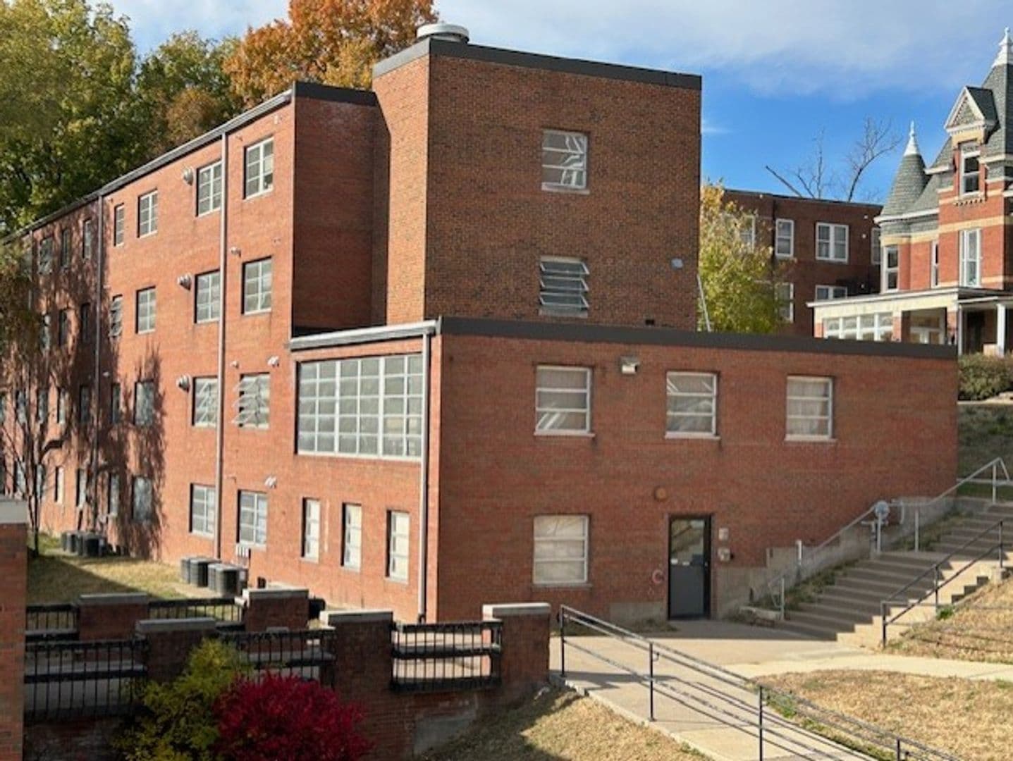 Davenport Apartment: 1607 W 12th Street