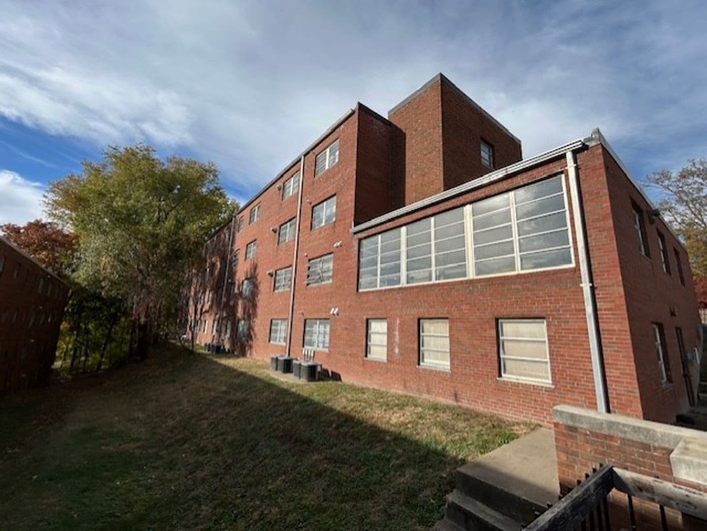 Davenport Apartment: 1607 W 12th Street