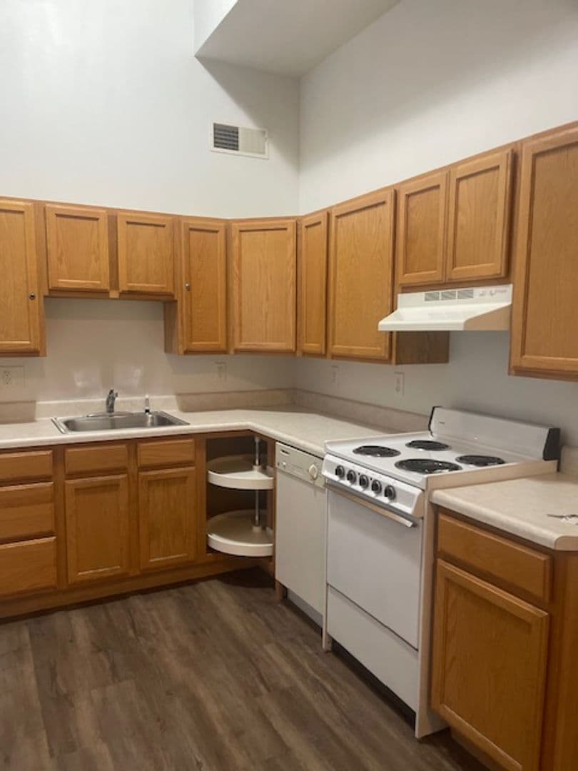 Davenport Apartment: 1607 W 12th Street