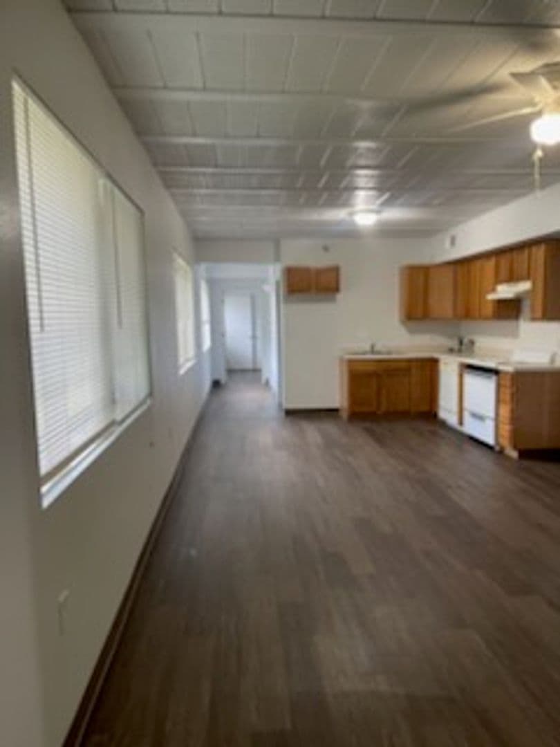Davenport Apartment: 1607 W 12th Street