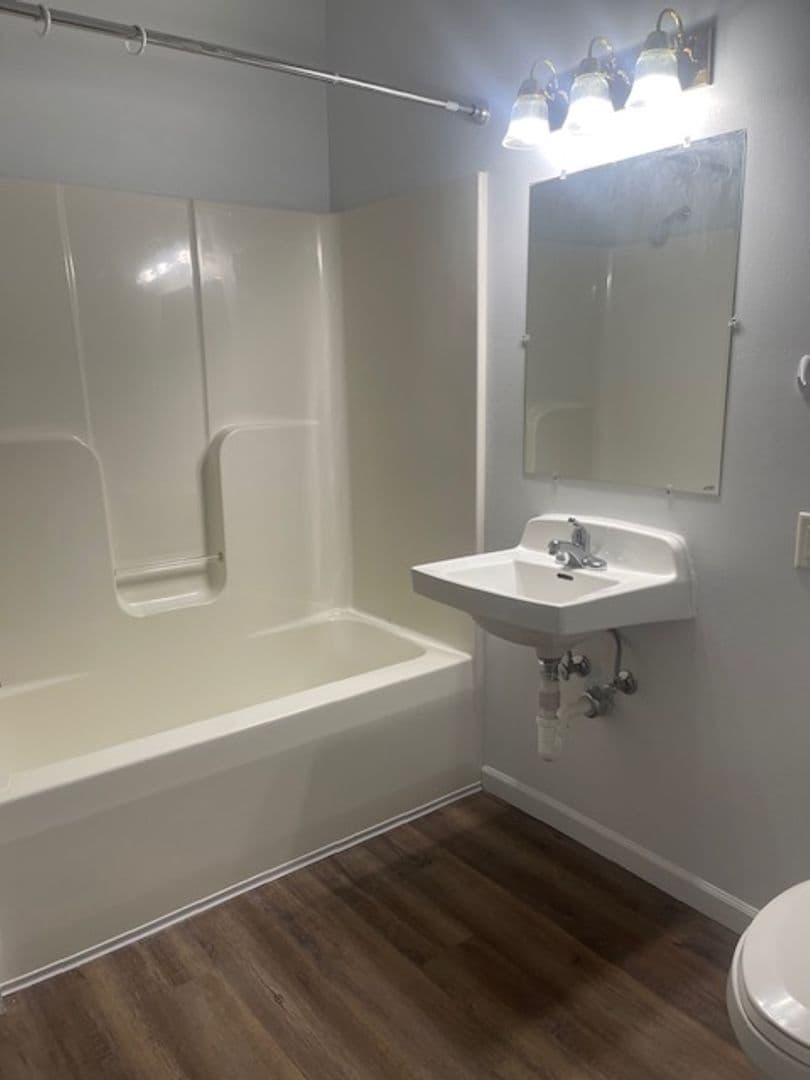 Davenport Apartment: 1607 W 12th Street