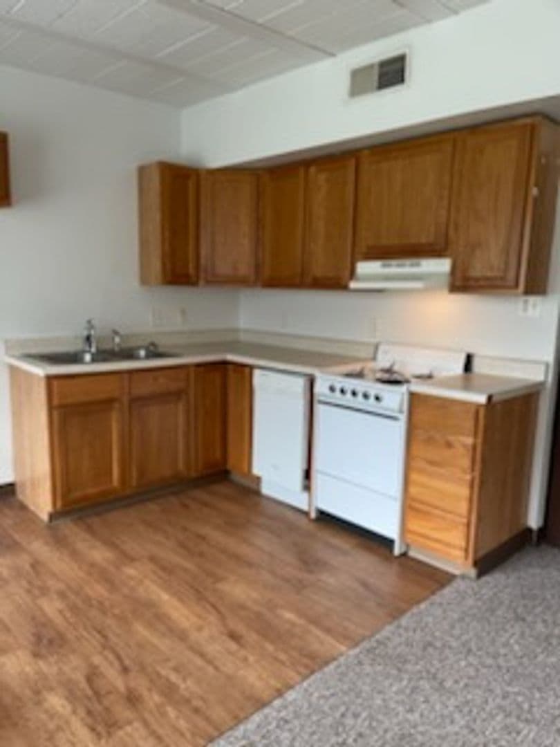 Davenport Apartment: 1607 W 12th Street