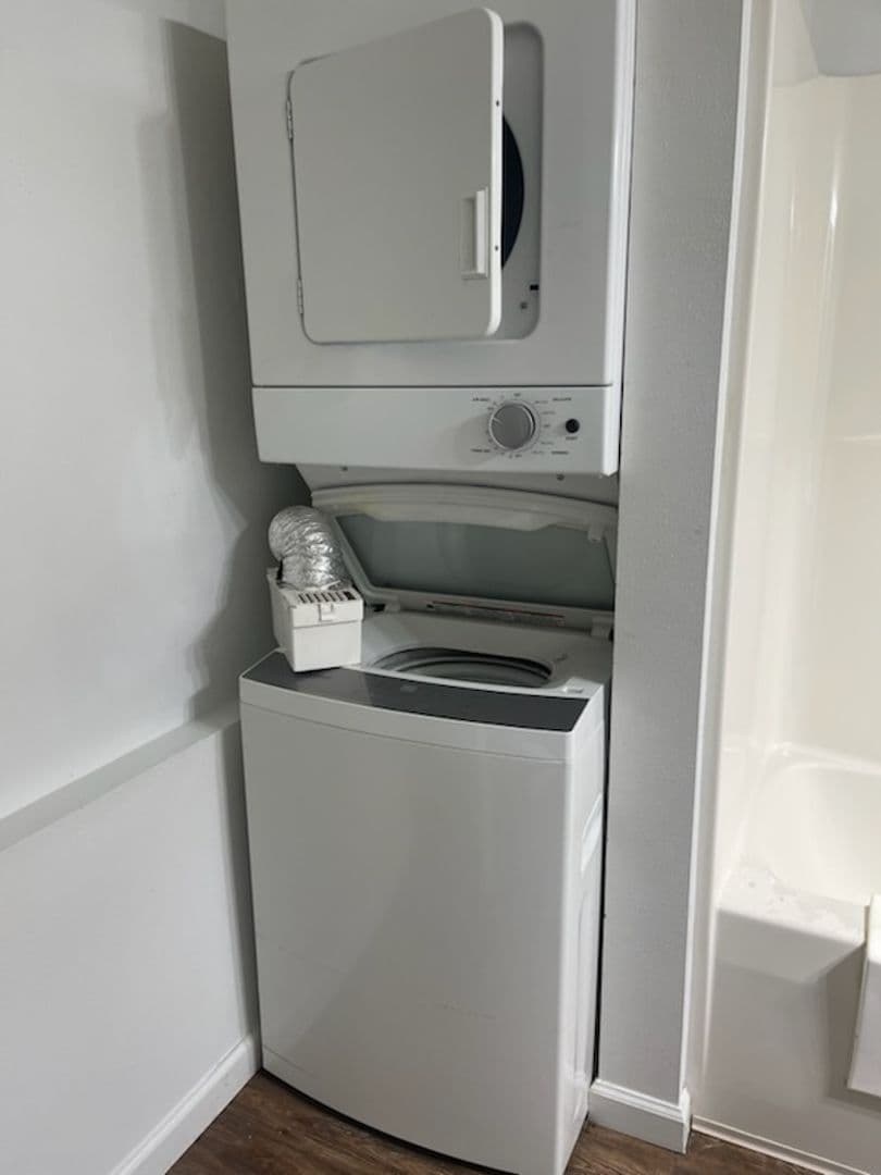 Davenport Apartment: 1607 W 12th Street