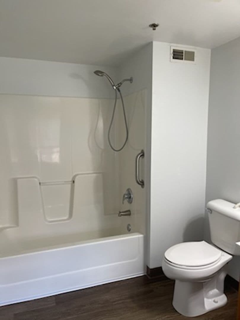 Davenport Apartment: 1607 W 12th Street