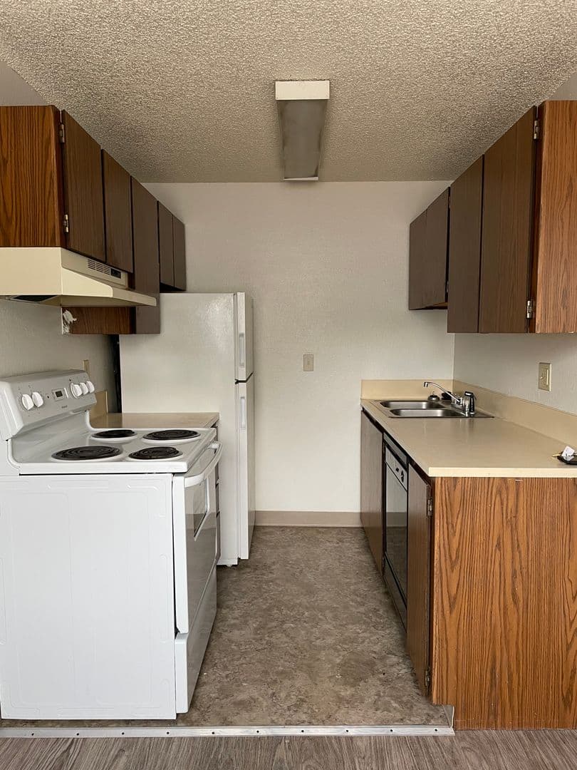 La Grande Apartment: 2310 E Q Ave - 48